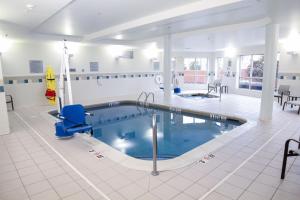 a large swimming pool in a large room at Courtyard by Marriott Owensboro in Owensboro