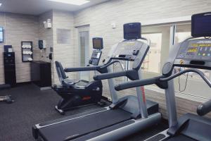 - une salle de sport avec 2 tapis de course et un tapis de course dans l'établissement Courtyard by Marriott Owensboro, à Owensboro