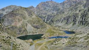 シャンルッスにあるAppartement pieds des pistes, 6p, piscine ouverte pendant l'ouverture de la station, vue imprenable, Chamrousseの中間の二つの湖がある山