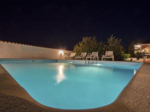 - une piscine avec des lumières bleues la nuit dans l'établissement Adorable holiday home with private pool and terrace with barbecue!, à Antovo