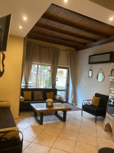 ein Wohnzimmer mit einem Sofa und einem Tisch in der Unterkunft Vila Dani in Sinaia