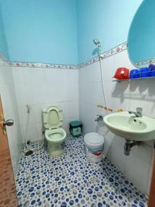 a bathroom with a toilet and a sink at Ngoc Mai 2 Hotel in Can Tho