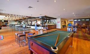uma mesa de bilhar num quarto com um bar em Sunnybank Hotel Brisbane em Brisbane