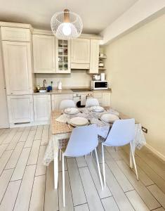 a kitchen with a table and chairs in a kitchen at Appartamento Cipria in Sirmione