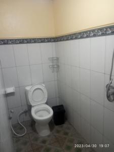 ein Badezimmer mit einem weißen WC in einer Kabine in der Unterkunft Pondok Gepokan Homestay in Ubud
