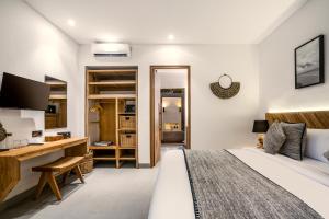 - une chambre avec un lit, un bureau et une télévision dans l'établissement Villa Dream by BaliSuperHost, à Ubud