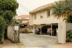 une maison avec des voitures garées dans une allée dans l'établissement Sparkling Waters Unit 1, à Gold Coast