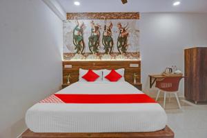 1 dormitorio con 1 cama grande con almohadas rojas en Hotel Srh Pride en Hyderabad