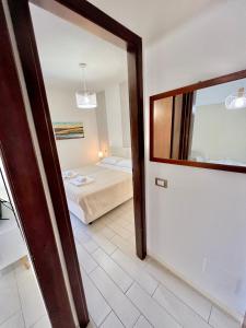 a room with a bed and a mirror at Appartamento Cipria in Sirmione