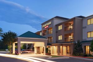 una rappresentazione dell'esterno di un hotel di Courtyard Greenville a Greenville