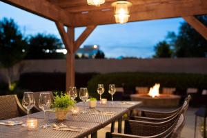 a table with wine glasses and a fire pit at Courtyard Greenville in Greenville