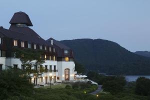 箱根町にある小田急山のホテルの湖の景色を望む大きな建物