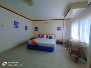 a bedroom with a bed and a table and chairs at SM. Beach Side Place in Hua Hin