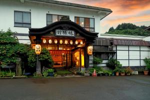 um edifício com uma placa na frente dele em Tsubakikan em Aomori