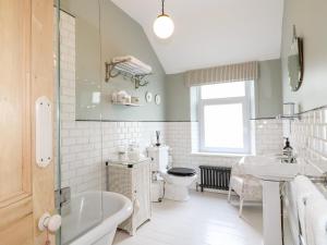 un bagno con vasca, WC e lavandino di Lucky Cottage a Foxt Altre 28 foto