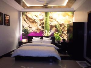 Säng eller sängar i ett rum på Burj Al Swat Hotel