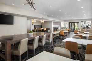 une salle à manger avec une grande table et des chaises dans l'établissement Residence Inn San Diego La Jolla, à San Diego