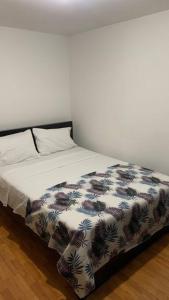 Ce lit se trouve dans un dortoir doté d'un mur blanc. dans l'établissement Apartamento Armenia, à Armenia