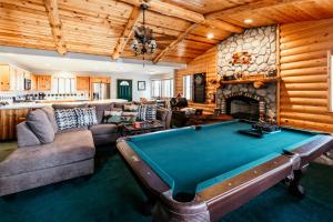 einen Billardtisch im Wohnzimmer mit Kamin in der Unterkunft Alameda Landing- Pool Table- Hot Tub- Relaxing Log Cabin in Big Bear Lake
