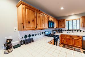 ein Hund, der auf der Theke einer Küche sitzt in der Unterkunft Alameda Landing- Pool Table- Hot Tub- Relaxing Log Cabin in Big Bear Lake + 9 Fotos