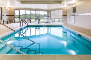 a large swimming pool with blue water at Courtyard by Marriott Omaha Bellevue at Beardmore Event Center in Bellevue