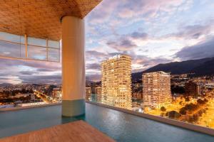 een balkon met uitzicht op de stad bij Lujosa Suite piso 19 La Carolina in Quito