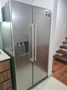 lodówka ze stali nierdzewnej w kuchni w obiekcie Miraflores habitación separada con privacidad dentro de departamento compartido w mieście Lima