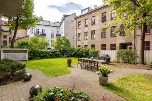 un patio con mesa, sillas y edificios en Sophisticated apartment in Oslo en Oslo