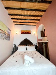 Un dormitorio con una cama con flores. en Riad Musa, en Marrakech