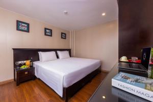 Postel nebo postele na pokoji v ubytování Centre Point Hanoi Hotel