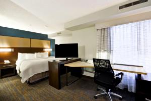 una camera d'albergo con un letto e una scrivania con un computer di Residence Inn by Marriott Jacksonville Airport a Jacksonville Altre 27 foto