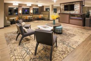 un vestíbulo de un hotel con sillas y mesa en Residence Inn by Marriott Louisville East/Oxmoor en Louisville