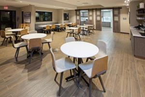 uma área de jantar com mesas e cadeiras numa cafetaria em Residence Inn by Marriott Louisville East/Oxmoor em Louisville