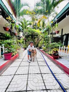 un niño con un perro atado en Canary Bungalow, en Phu Quoc