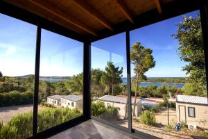 uma vista da sala de estar de uma casa com janelas grandes em KastHouse Luxury mobile home Anika em Mali Lošinj