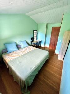 um quarto com uma cama grande num quarto em MOOZ LODGE, the local discovery em Afareaitu