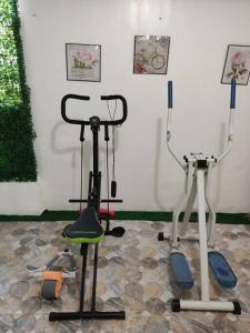 um quarto com duas bicicletas de exercício num quarto em Home in San Pablo city, Laguna em San Pablo