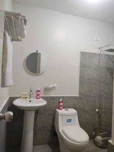 ein Bad mit einem WC und einem Waschbecken in der Unterkunft Home in San Pablo city, Laguna in San Pablo City