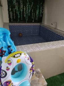 y baño con ducha y aseo. en Home in San Pablo city, Laguna, en San Pablo