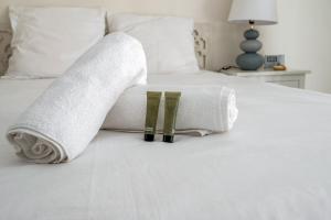 - un lit avec 2 serviettes de toilette dans l'établissement Charming duplex near Paris - Welkeys, à Boulogne-Billancourt