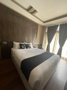 Postel nebo postele na pokoji v ubytování Nirvana Inn