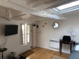 TV a/nebo společenská místnost v ubytování Esprit cabine