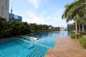 une grande piscine au milieu d'un bâtiment dans l'établissement Coastal Gem Retreat with 50 inch TV for 6Pax Near Sunway Lagoon 2R2B, à Petaling Jaya
