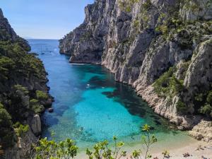 uma vista para a costa amalfi em Itália em T2 Prado Plage / Vélodrome em Marselha