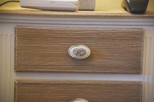uma porta de madeira com um botão numa gaveta em SOLEMARE Rooms - CAMERA SUGHERO em Olbia