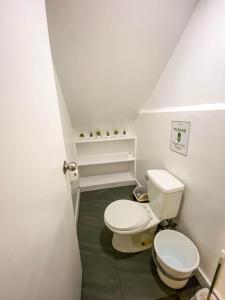 małą łazienkę z toaletą i umywalką w obiekcie Kavanah Suites Guinhawa Tagaytay w mieście Tagaytay