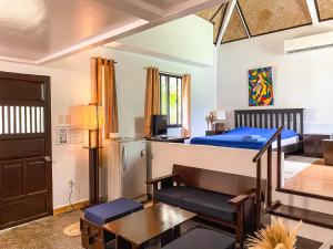 sypialnia z łóżkiem i stołem w pokoju w obiekcie Kavanah Suites Guinhawa Tagaytay w mieście Tagaytay