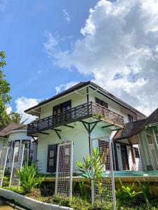 Biały dom z balkonem w obiekcie Kavanah Suites Guinhawa Tagaytay w mieście Tagaytay