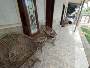 Senduro的住宿－Bali Ciliek Homestay，庭院里摆放着几把椅子和一张桌子