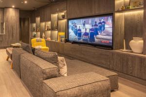 En TV eller et underholdningssystem på Luxurious Penthouse, Expansive Wrap-Around Terrace